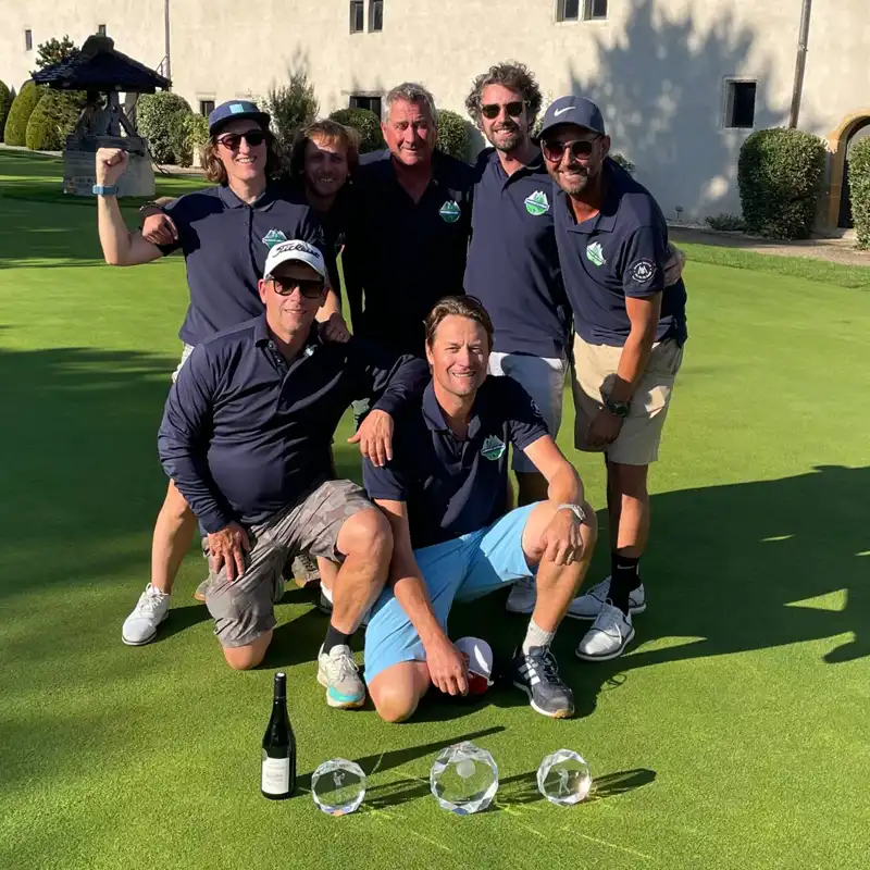 Morzine/Avoriaz – Champions Match-Play 2026 L’équipe de Morzine/Avoriaz, championne départementale de golf en match-play 2026, réunie sur le green avec ses trophées.
